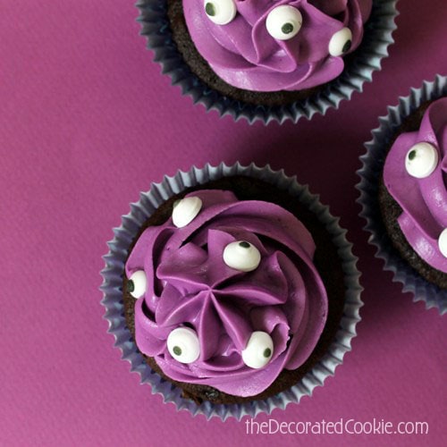 googlyeyed monster cupcakes for Halloween easy Halloween treat idea