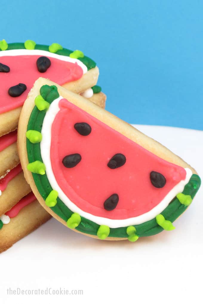 Summer dessert idea: Make watermelon cookies, decorated cookies for summer parties, BBQs, 4th of July, pool parties and more. #watermeloncookies 