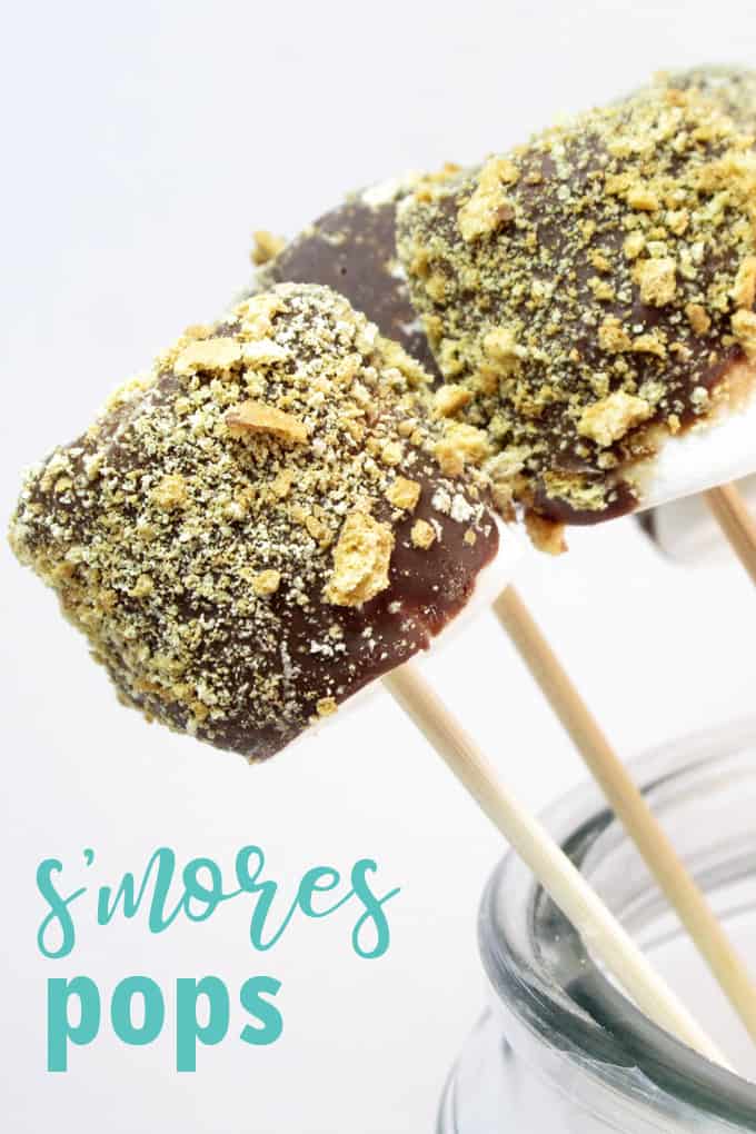 How to make easy s'mores pops, marshmallows, chocolate, and graham cracker crumbs on a stick! The classic no-bake summer treat, but easy to eat. #smores #smorespops #summerdesserts #nobake 
