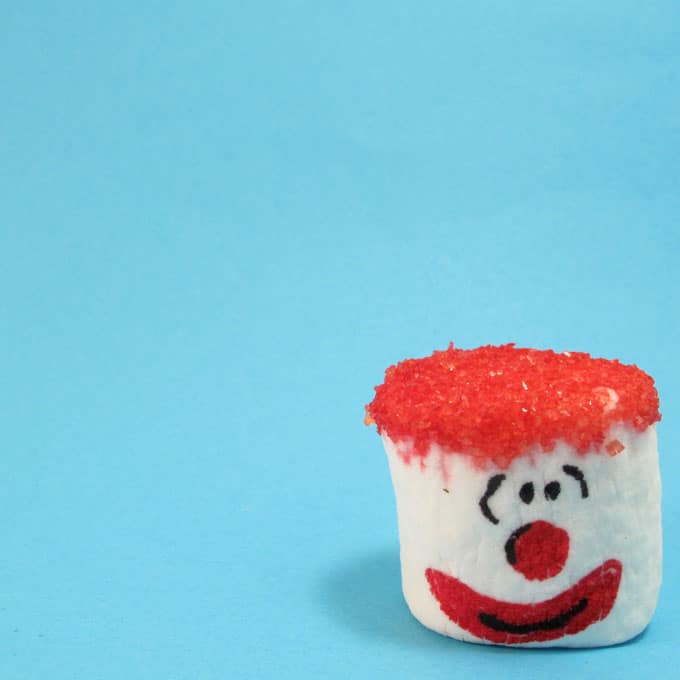 Clown marshmallows: How to decorate marshmallows with sprinkles and food coloring pens. #marshmallows #Clowns #PartyFood