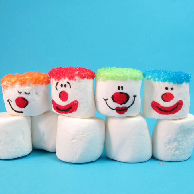Clown marshmallows: How to decorate marshmallows with sprinkles and food coloring pens. #marshmallows #Clowns #PartyFood 