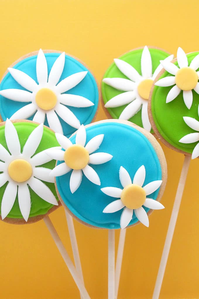 daisy cookie pops topped with fondant flowers -- a cute fun food idea for spring