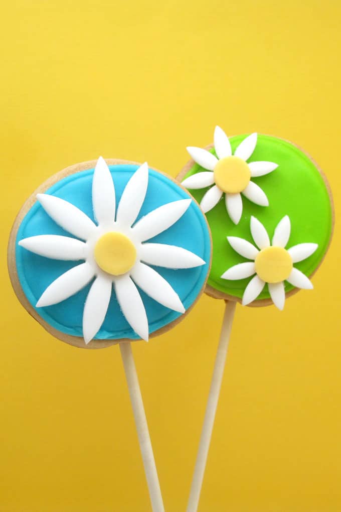 daisy cookie pops topped with fondant flowers -- a cute fun food idea for spring