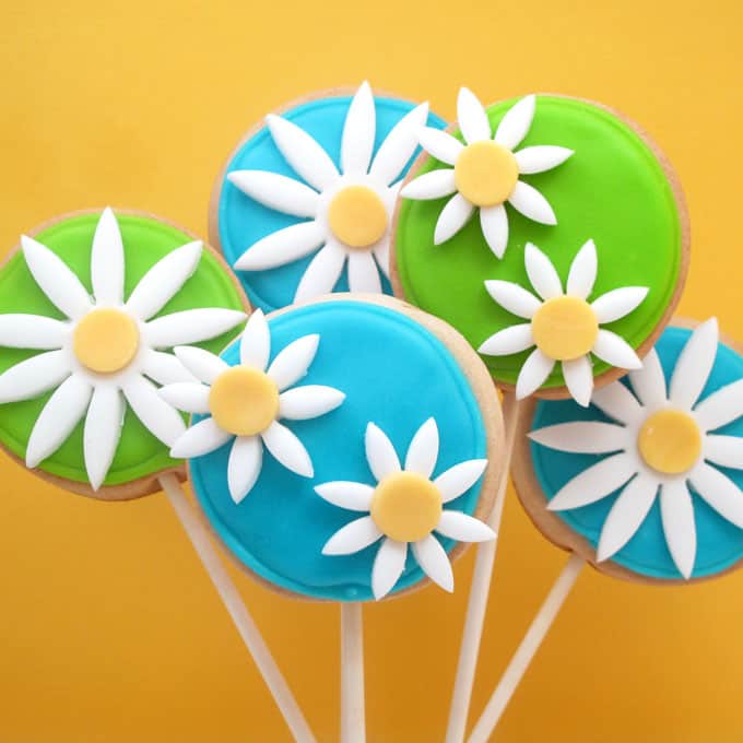 daisy cookie pops topped with fondant flowers -- a cute fun food idea for spring