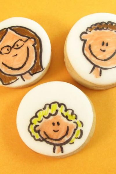 Family Portrait Cookies: Decorate cookies with food coloring pens personalized with your family or pets. Also, how to draw cartoon faces. #cookiedecorating #familycookies #familyportrait #howtodrawcartoons #cartoonfaces