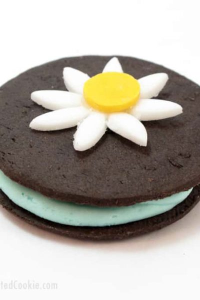 vegan sandwich cookies: Chocolate wafers, icing, and daisy flower fondant toppers. #SandwichCookies #ChocolateWafers #SpringDesserts #Daisy #Fondant #VeganCookies