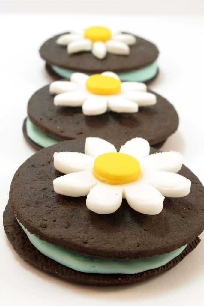 vegan sandwich cookies: Chocolate wafers, icing, and daisy flower fondant toppers. #SandwichCookies #ChocolateWafers #SpringDesserts #Daisy #Fondant #VeganCookies 