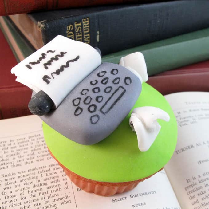 typewriter cupcake toppers: How to make a fondant typewriter