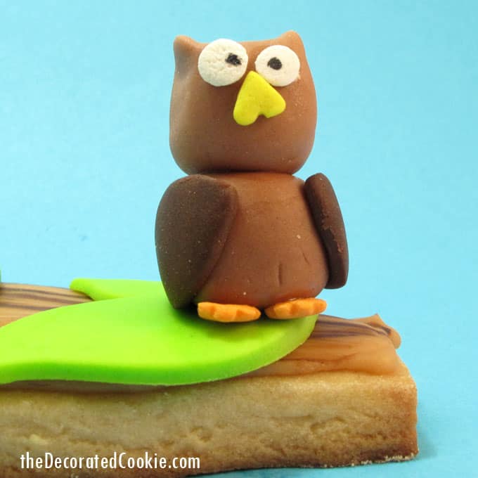 Fall cookie idea: Tree branch cookies with a painted wood grain and a fondant owl. #Fondant #Owls #TreeBranchCookies #CookiePainting #FallCookies 