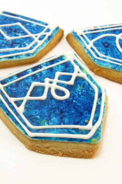 Jeans cookies: How to sponge paint on cookies to make these 1980s Jordache-inspired jeans cookies.
