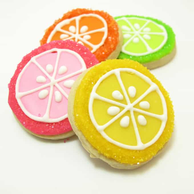 Lemonade Cookies: how to decorate lemonade cookies, a fun summer treat idea #LemonadeCookies #SummerCookies 