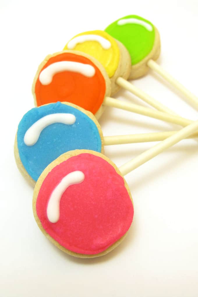 Lollipop cookie pops: How to make cute Dum Dum lollipop cookies. #lollipops #Lollipopcookies #cookiePops #DecoratedCookies #DumDumLollipops