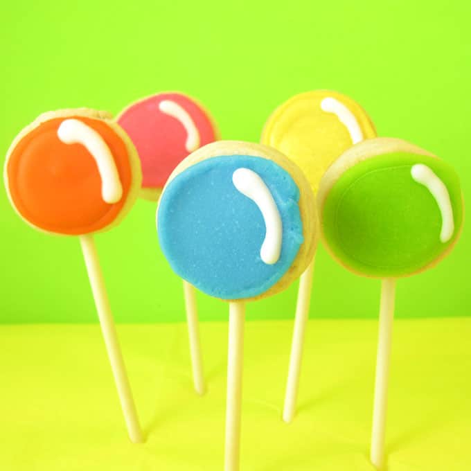 Lollipop cookie pops: How to make cute Dum Dum lollipop cookies. #lollipops #Lollipopcookies #cookiePops #DecoratedCookies #DumDumLollipops 