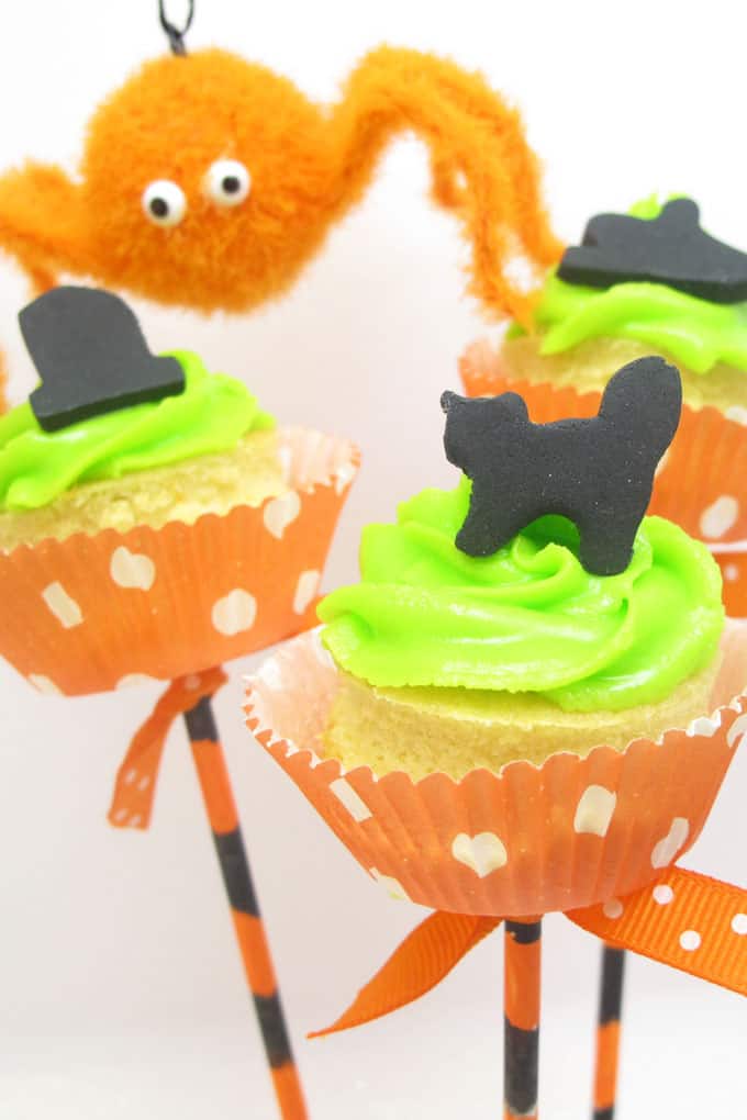 Halloween cupcake pops -- fun food for your Halloween party #Halloweencupcakes #CupcakeSkewers #MiniCupcakes #HalloweenPartyFood 