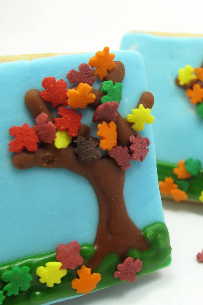 Fall tree cookies: Cute cookies for Fall, use leaf sprinkles, fondant, and royal icing to decorate easy fall tree cookies. #falldesserts #fallcookies #trees #leaves #leafsprinkles #cookiedecorating 