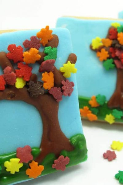 Fall tree cookies: Cute cookies for Fall, use leaf sprinkles, fondant, and royal icing to decorate easy fall tree cookies. #falldesserts #fallcookies #trees #leaves #leafsprinkles #cookiedecorating