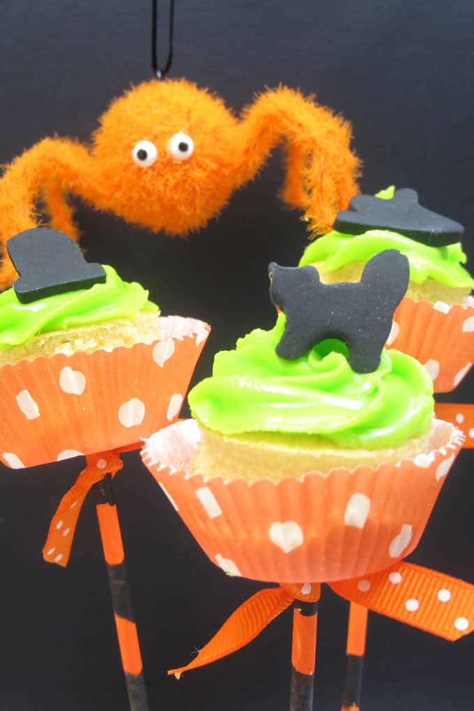 Halloween cupcake pops -- fun food for your Halloween party #Halloweencupcakes #CupcakeSkewers #MiniCupcakes #HalloweenPartyFood 