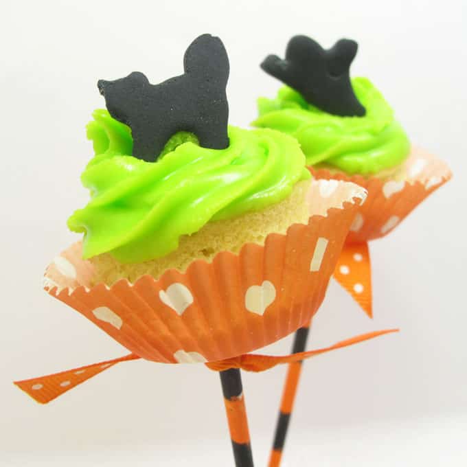 Halloween cupcake pops -- fun food for your Halloween party #Halloweencupcakes #CupcakeSkewers #MiniCupcakes #HalloweenPartyFood 