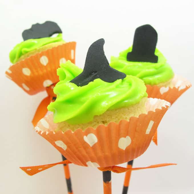 Halloween cupcake pops -- fun food for your Halloween party #Halloweencupcakes #CupcakeSkewers #MiniCupcakes #HalloweenPartyFood