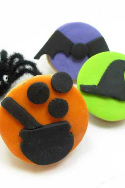 how to make silhouette cookies for Halloween with fondant #HalloweenCookies #CookieDecorating #Fondant