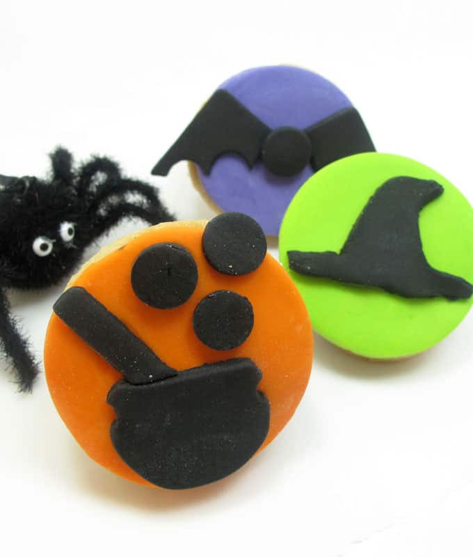 how to make silhouette cookies for Halloween with fondant #HalloweenCookies #CookieDecorating #Fondant