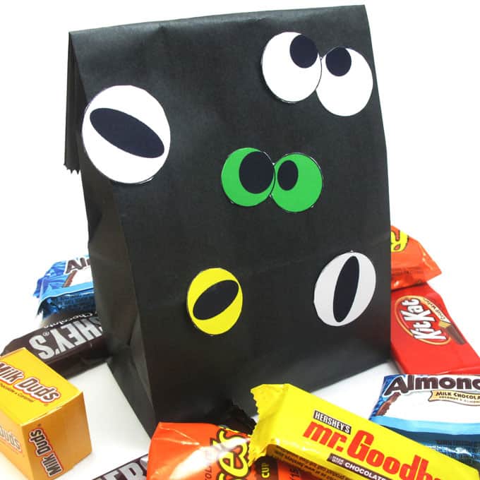 How to make monster party favor bags with FREE printables! Perfect for a Halloween party or a monster party. #MonsterParty #FavorBags #FreePrintables 
