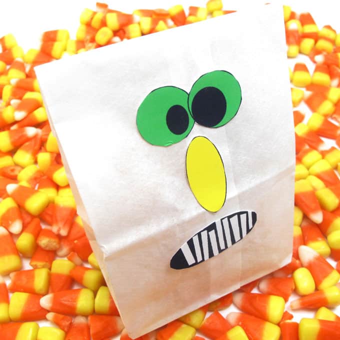 How to make monster party favor bags with FREE printables! Perfect for a Halloween party or a monster party. #MonsterParty #FavorBags #FreePrintables 