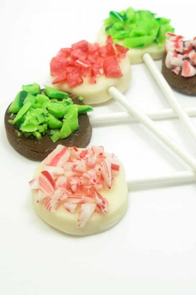 chocolate bark pops (with crushed candy canes) a cute, lollipop version of the traditional Christmas chocolate bark using candy clay