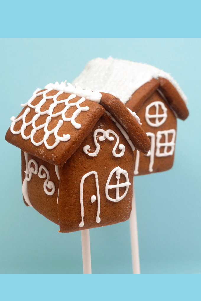 Gingerbread house pops: mini gingerbread houses on a stick. Fun food for Christmas! Clever holiday treat idea.