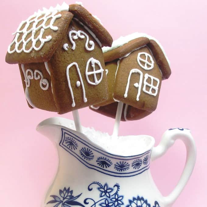 Gingerbread house pops: mini gingerbread houses on a stick. Fun food for Christmas! Clever holiday treat idea.