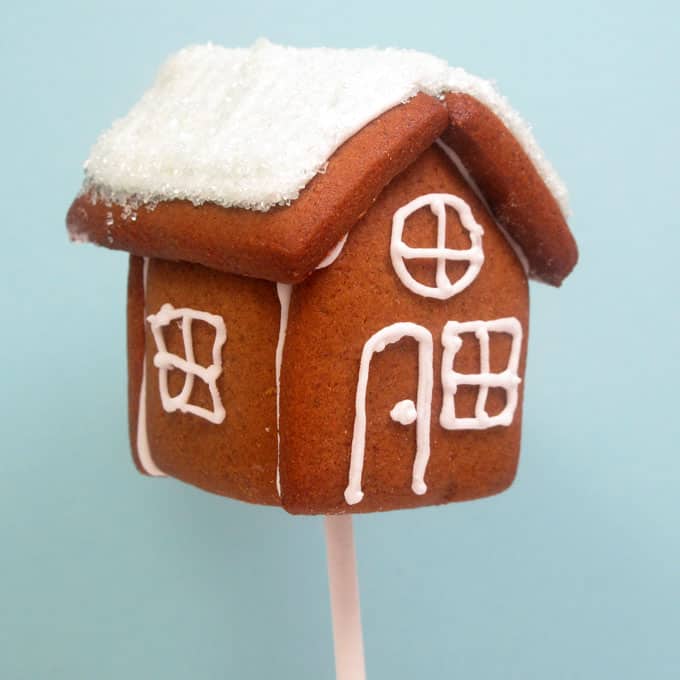 Gingerbread house pops: mini gingerbread houses on a stick. Fun food for Christmas! Clever holiday treat idea.