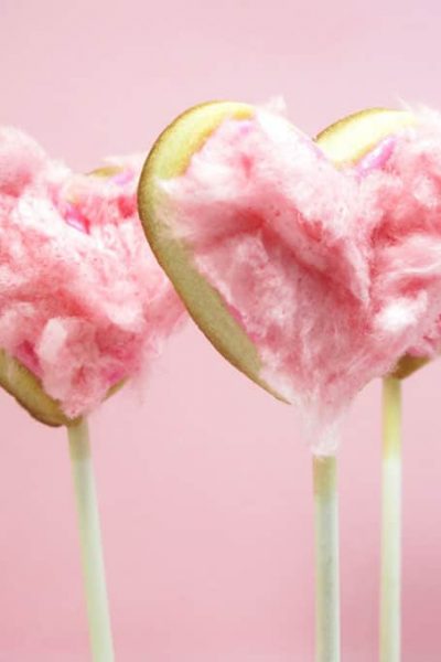 cotton candy heart cookie pops for Valentine's Day -- the decorated cookie #ValentinesDay #heartcookies #cookiepops #cottoncandy