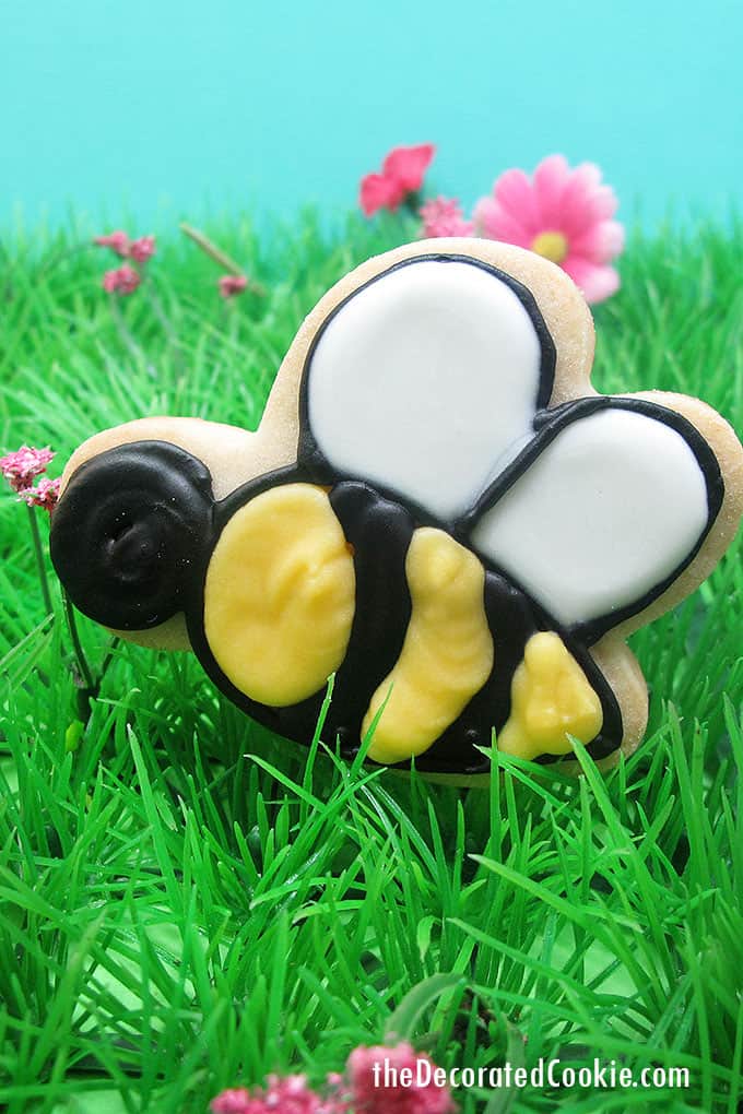 bumble bee decorated cookie