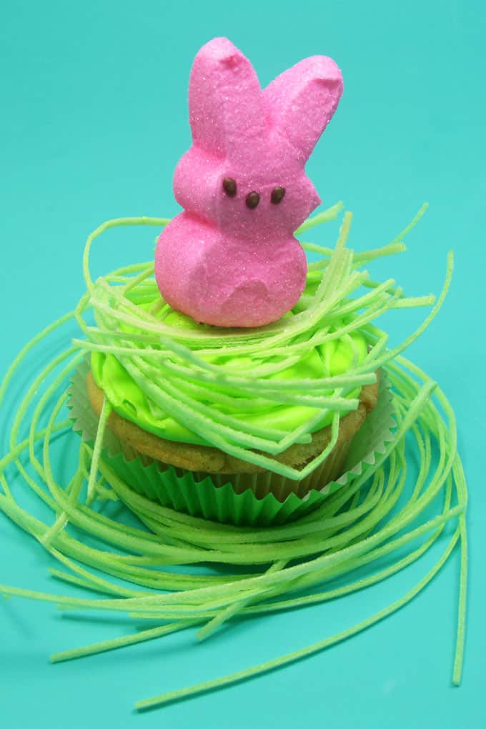 How to make easy Peeps cupcakes for Easter. #Peeps #cupcakes #Easterdesserts 