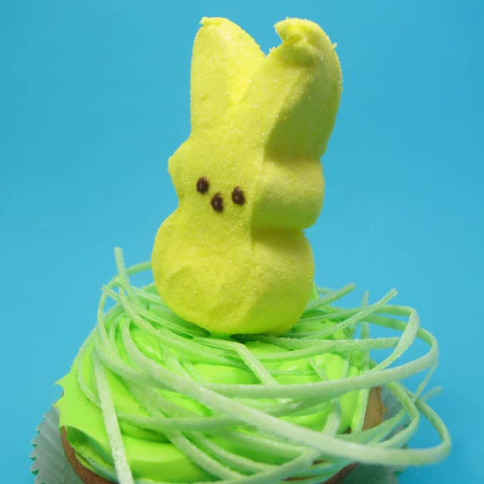 How to make easy Peeps cupcakes for Easter. #Peeps #cupcakes #Easterdesserts 