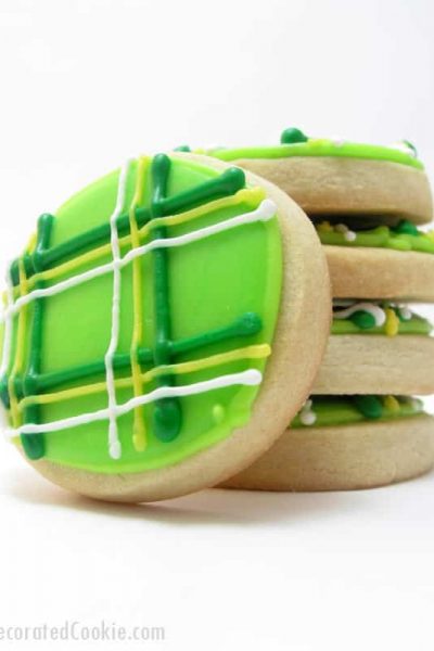 How to decorate plaid cookies for St. Patrick's Day -- fun food idea for St. Patrick's Day #StPatricksDay #cookies #cookiedecorating #plaid