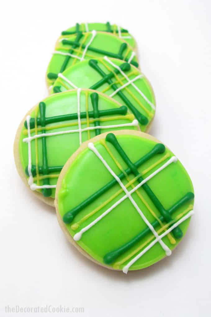  How to decorate plaid cookies for St. Patrick's Day -- fun food idea for St. Patrick's Day #StPatricksDay #cookies #cookiedecorating #plaid 