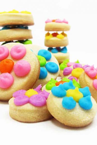 How to decorate polka dot daisy cookie bites with royal icing. Fun food idea for spring, Mother's Day, or Easter.