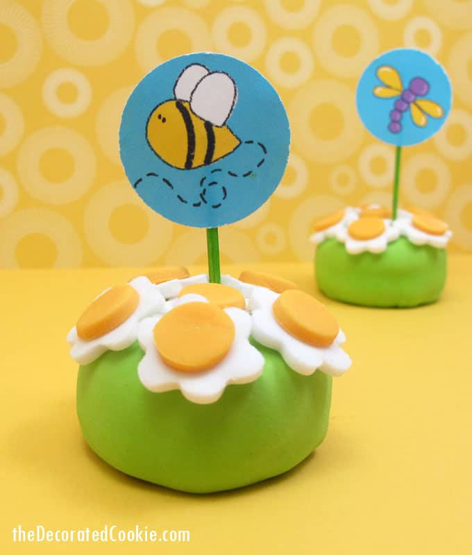 Oreo Cakester daisy petits fours with bee and bug printable