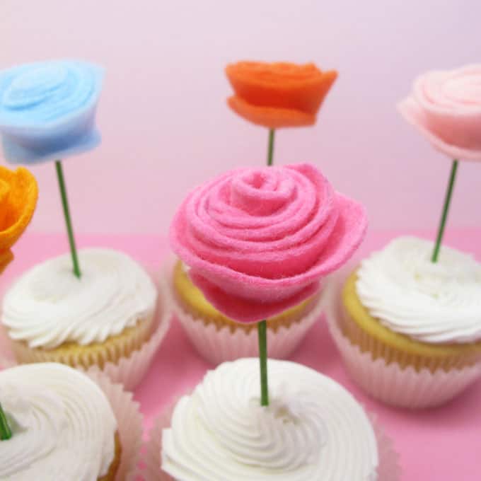 FELT FLOWER CUPCAKE TOPPERS -- fun easy food craft