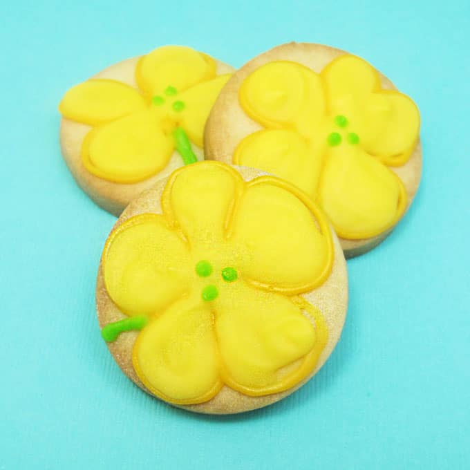 how to decorate wildflower cookies -- #wildflowers #cookiedecorating #buttercupflowers 
