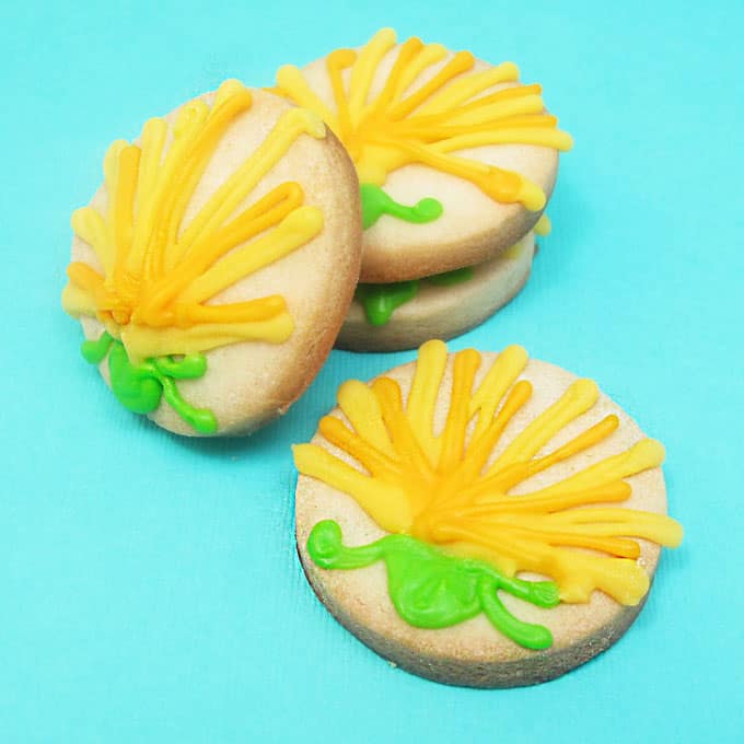 how to decorate wildflower cookies -- #wildflowers #cookiedecorating #dandelions