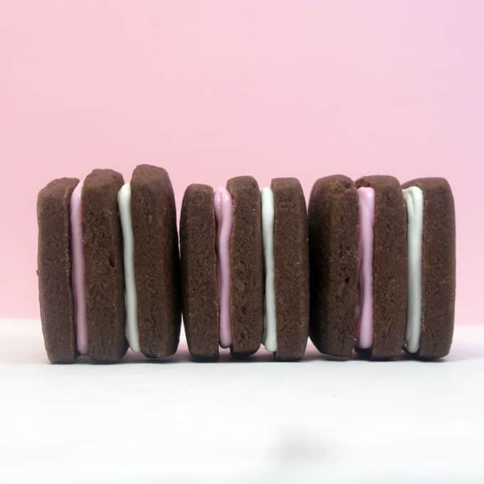 Neapolitan cookies: How to make Neapolitan chocolate sandwich cookies with chocolate extract for extra chocolatey flavor.  #Neapolitan #chocolate #sandwichcookies 