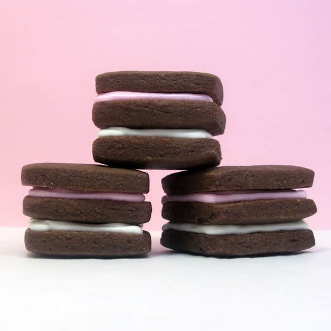 Neapolitan cookies: How to make Neapolitan chocolate sandwich cookies with chocolate extract for extra chocolatey flavor. #Neapolitan #chocolate #sandwichcookies