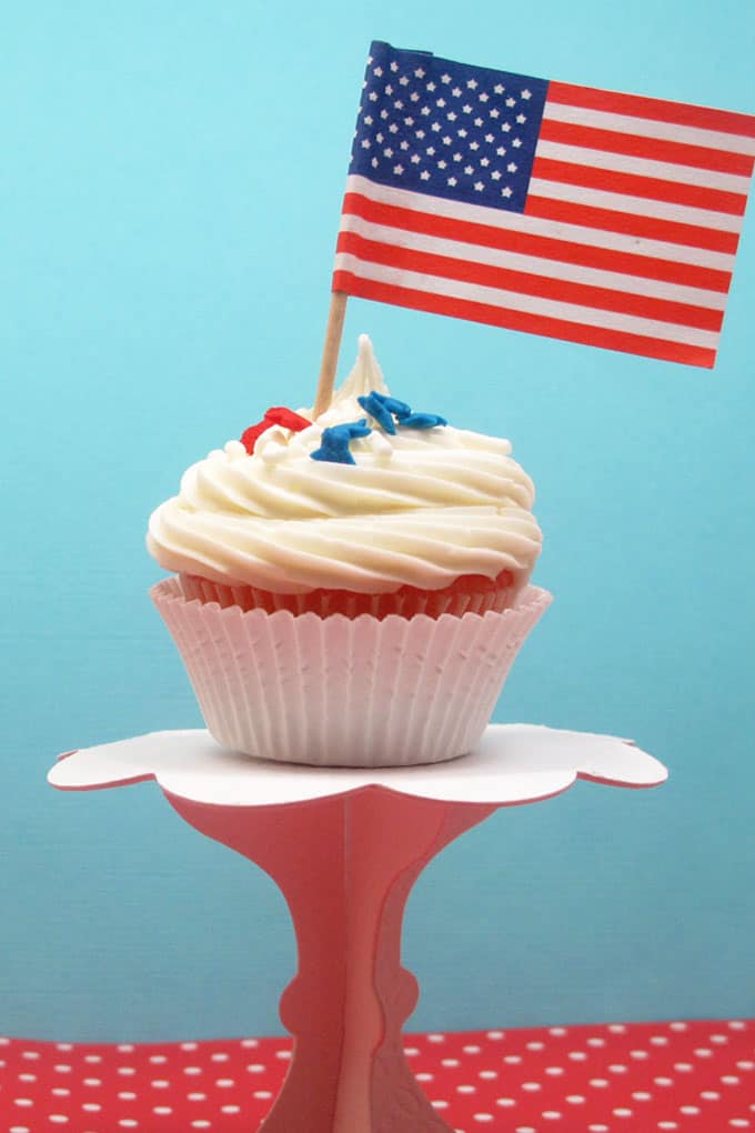 4th of July cupcakes! Easy red, white, and blue cupcakes. 