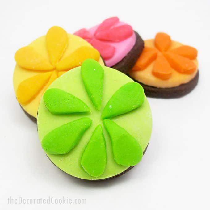 IZZE cookies: How to make colorful IZZE flower cookies -- the decorated cookie
