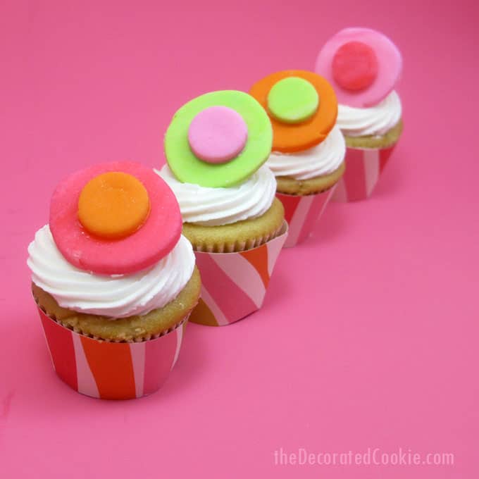 FREE printable for mini cupcake wrapper template -- the decorated cookie