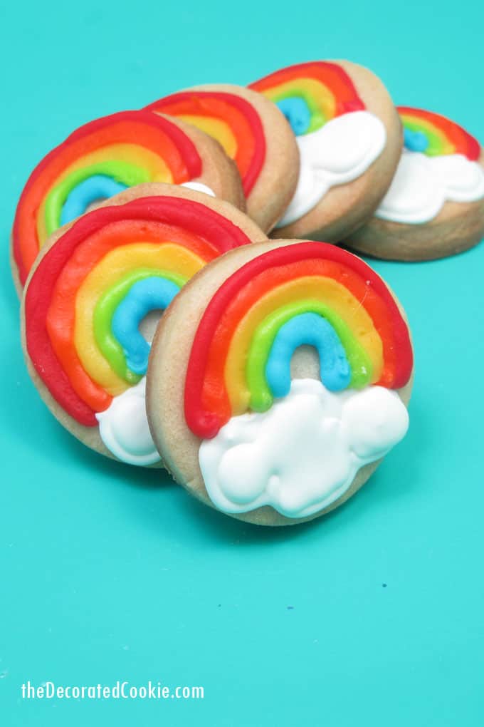 RAINBOW UNICORN PARTY: How to decorate rainbow and unicorn cookies and how to make rainbow party decorations. 
