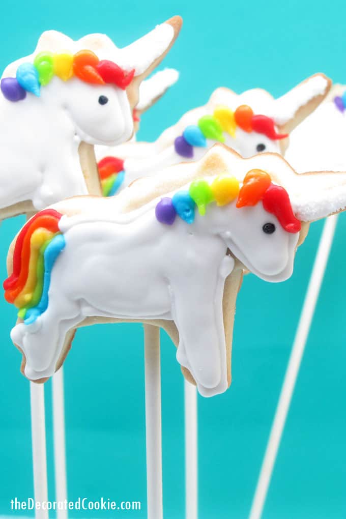 RAINBOW UNICORN PARTY: How to decorate rainbow and unicorn cookies and how to make rainbow party decorations. 