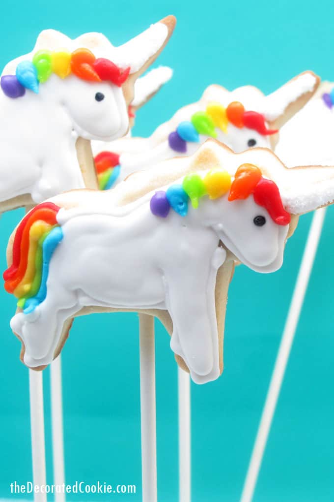 RAINBOW UNICORN PARTY: Unicorn cookies and rainbow decorations.